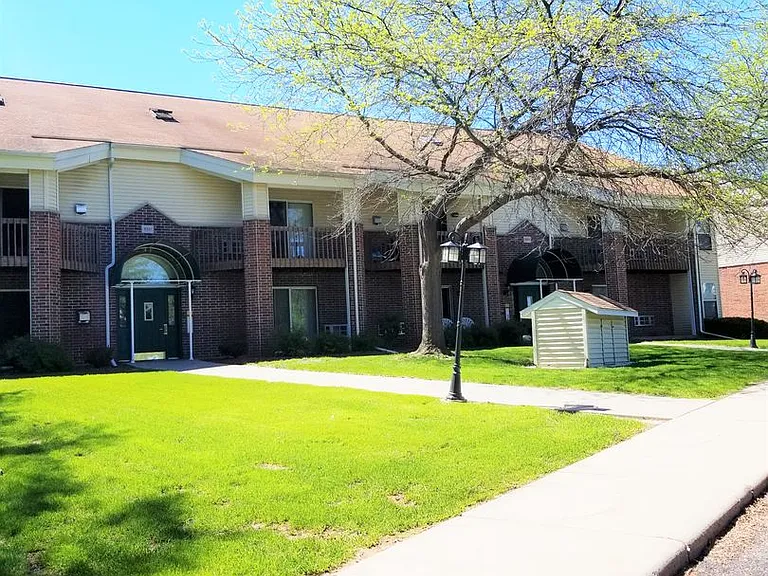 Pine Ridge Apartments — Photo 1