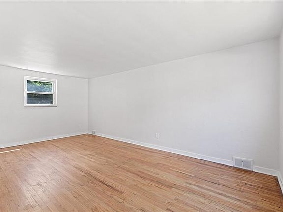 5th image of 222 Meadowdell Dr