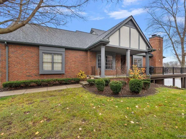 74 Sandhills Ln, Orion, MI 48362