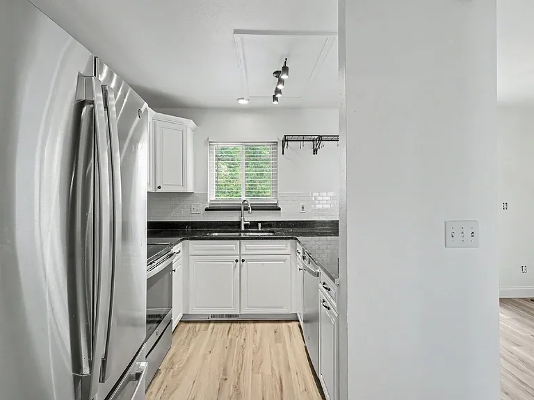 862 London Green Way — Photo 9