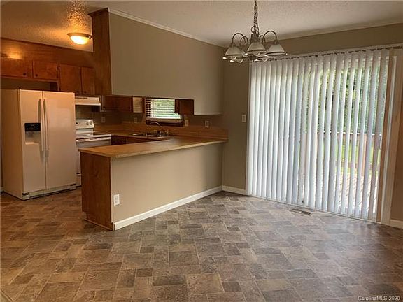 3rd image of 802 Castlewood Dr