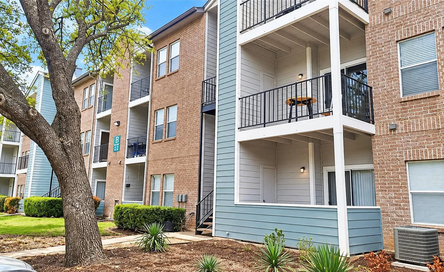 1 bed, 1.0 bath, 657 sqft, $895 — Photo 1