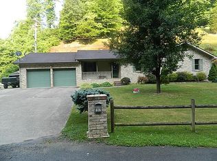 606 Frozen Crk, Raccoon, KY 41557