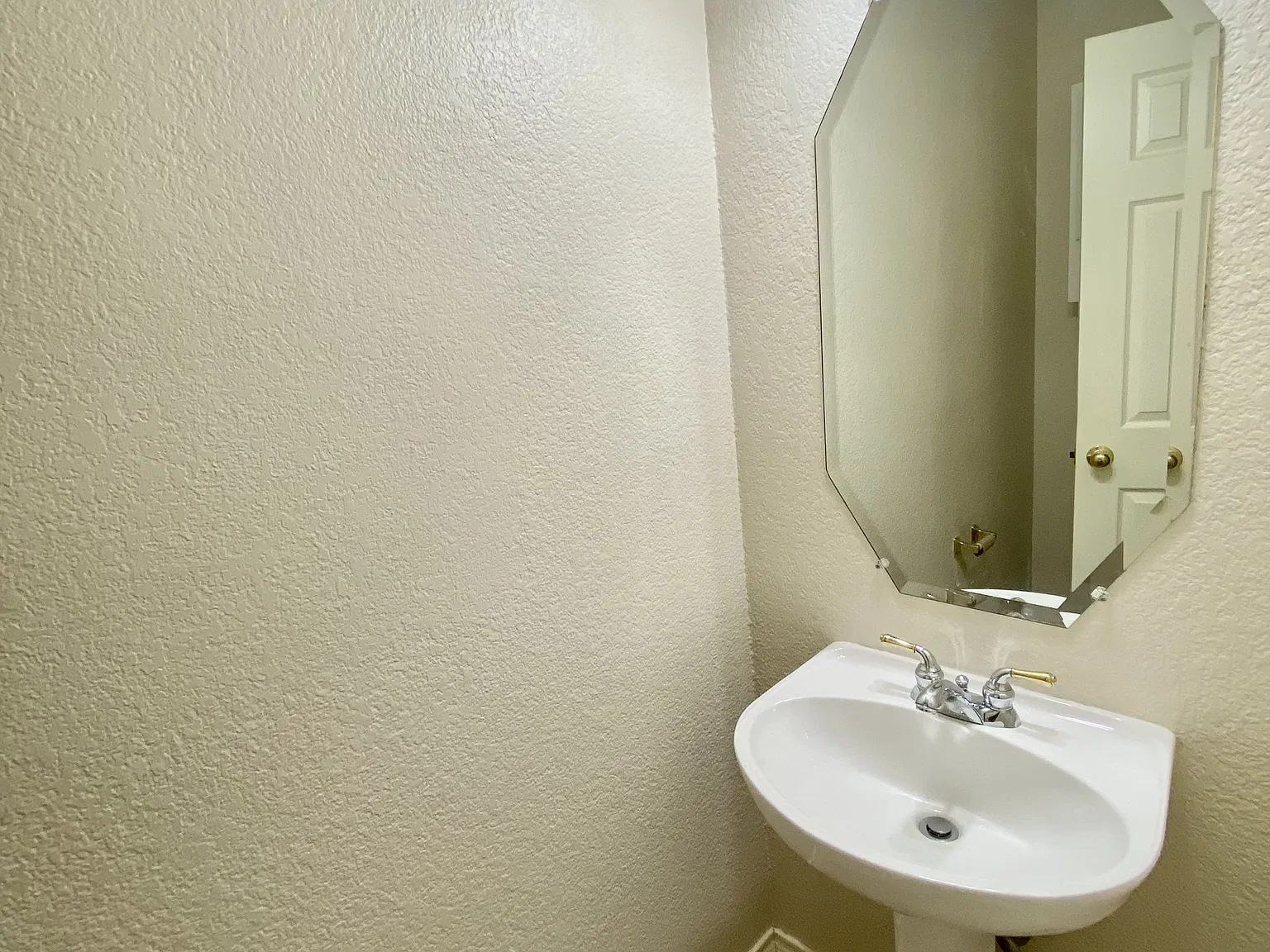 4 bed, 2.5 bath, 2580 sqft, $2,900 — Photo 4