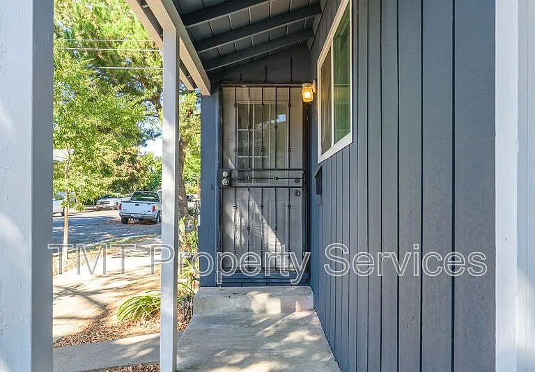 2431 33rd St — Photo 2