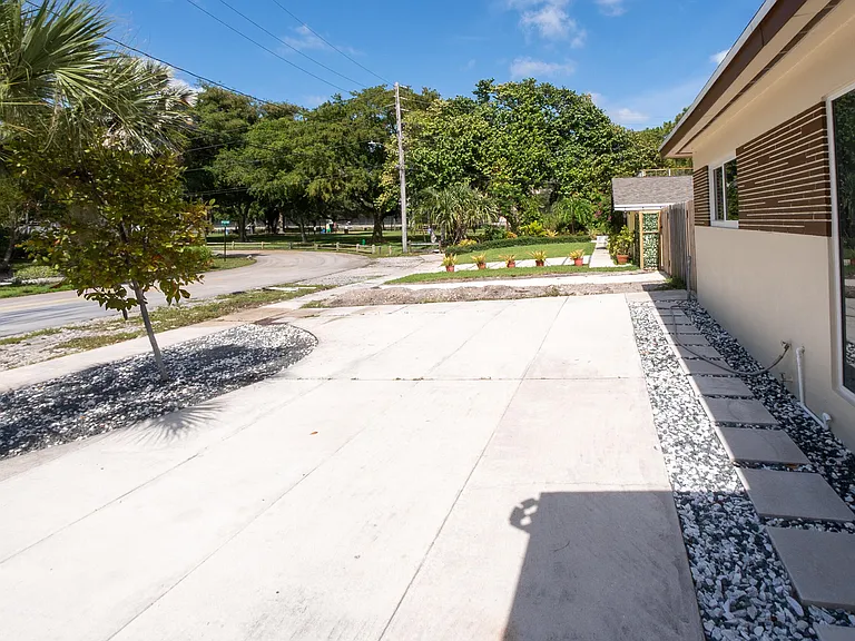 2160 SW 16th Ct — Photo 4
