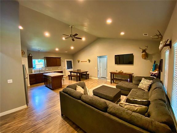 4th image of 13 Woodbridge Dr