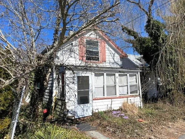 33 Jefferson Ave E, Riverside, RI 02915