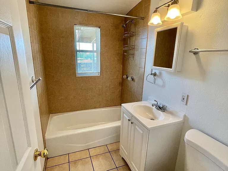 233 S Avenue B — Photo 10