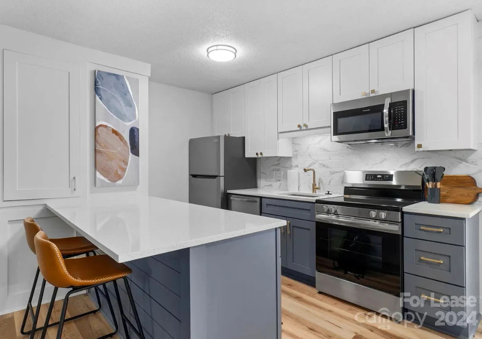 Modern Furnished Studio in NW Hickory with Stylish Upgrades & Amenities — Photo 1