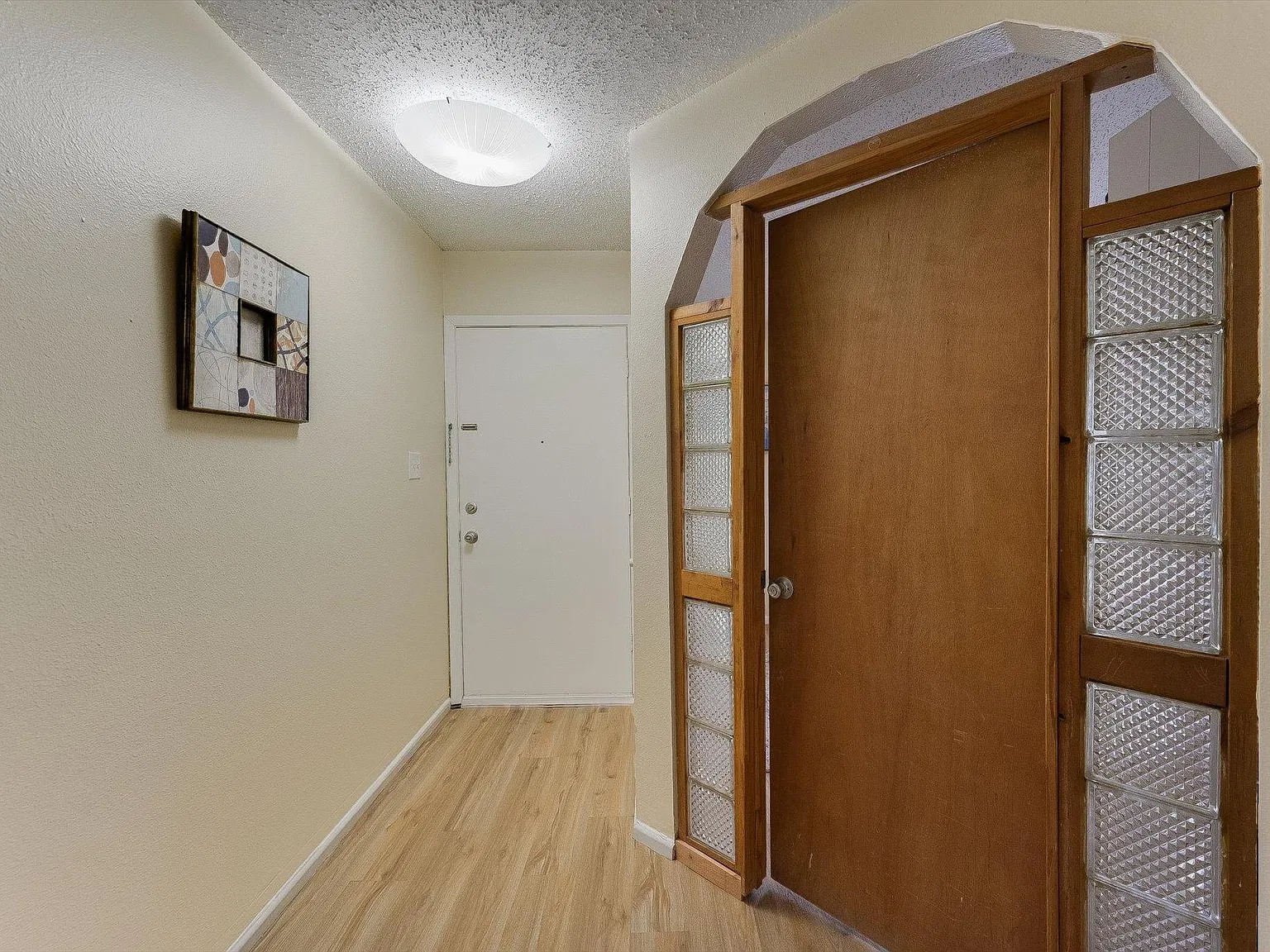 3 bed, 2.0 bath, 1011 sqft, $2,175 — Photo 2