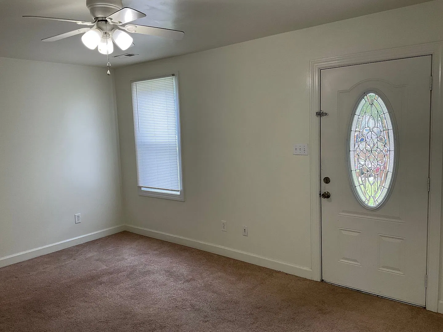 Delightful two bedroom one bath home in downtown Jacksonville. Just minutes to area bases, beache... — Photo 2