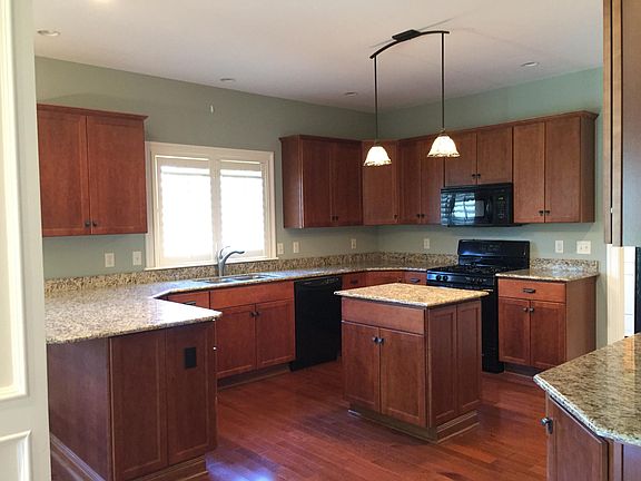 4th image of 18 Saint Charles Ct