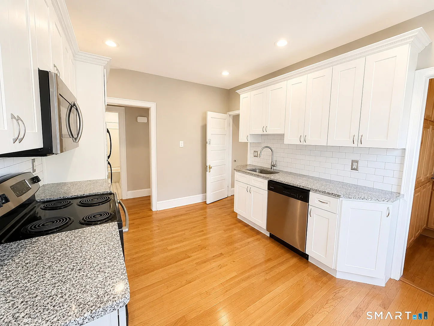 2 bed, 1.0 bath, 1200 sqft, $2,300 — Photo 2