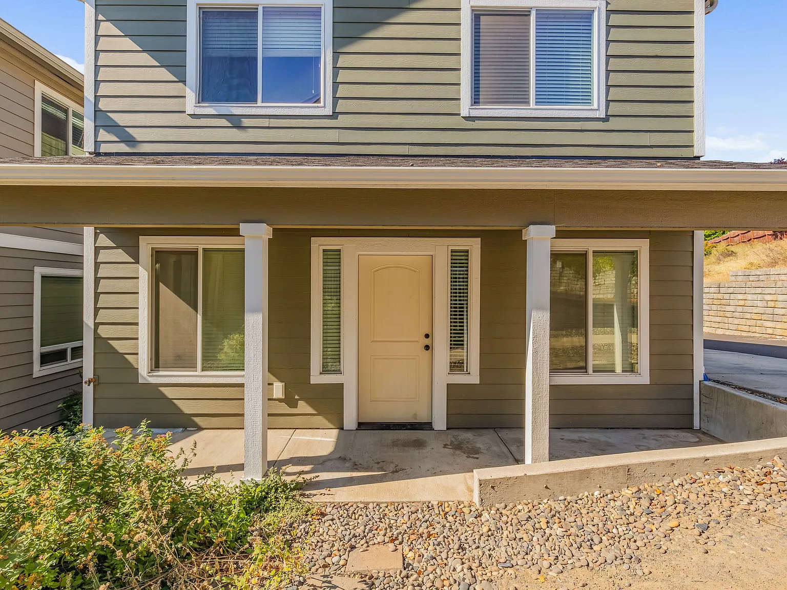 3 bed, 2.5 bath, 1560 sqft, $2,100 — Photo 2
