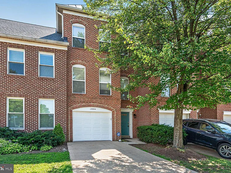 12054 Edgemere Cir — Photo 1