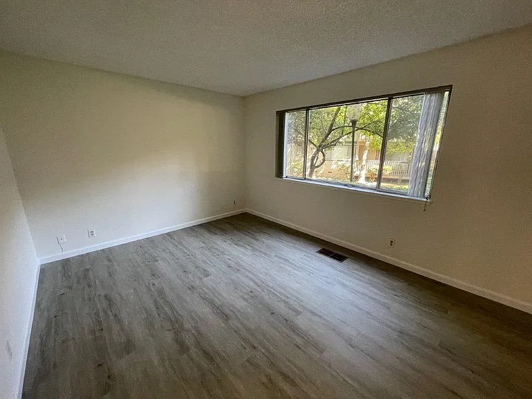 472 Lancaster Ln — Photo 13