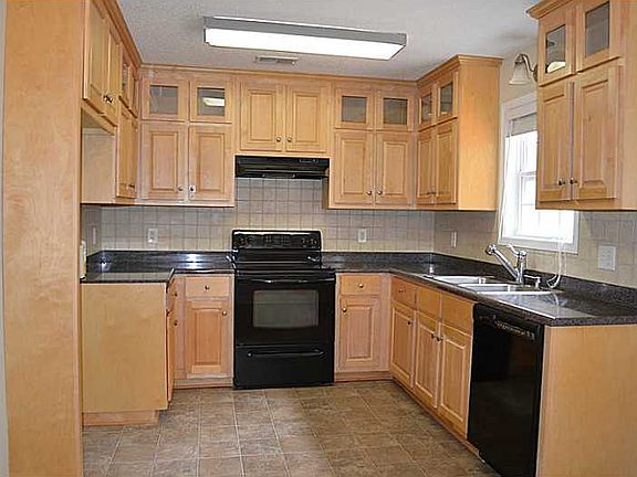 4th image of 24 Broadlands Dr