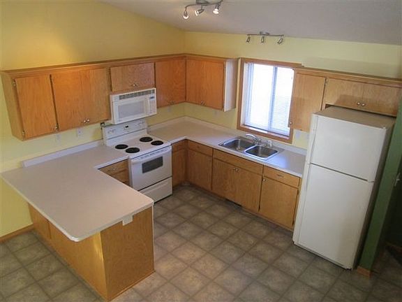 3rd image of 946 Sierra Ln