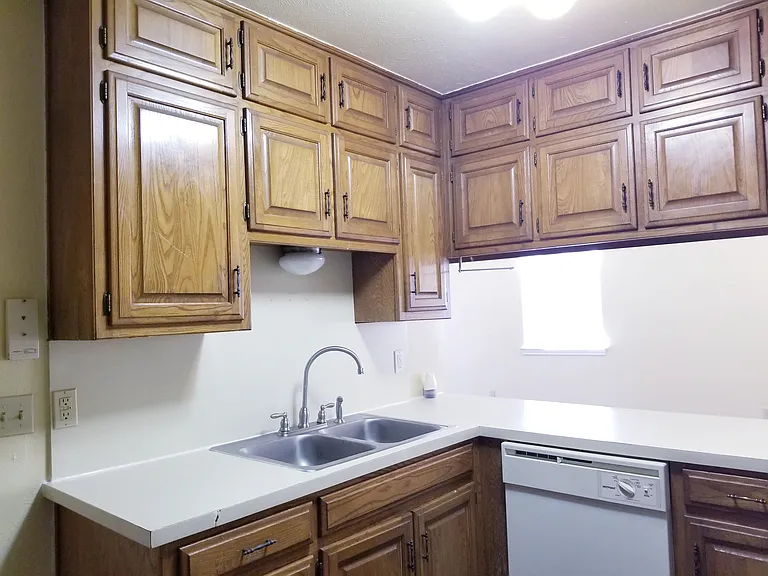 2426 Lakeview Cir — Photo 4