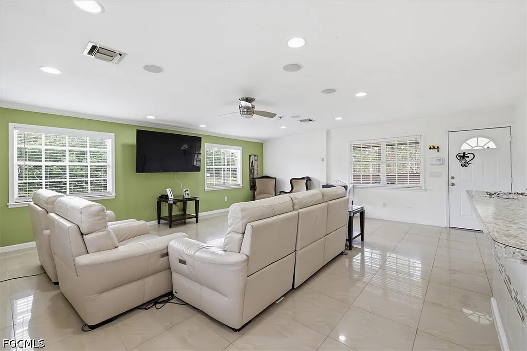 2 bed, 1.0 bath, 1512 sqft, $1,650 — Photo 2
