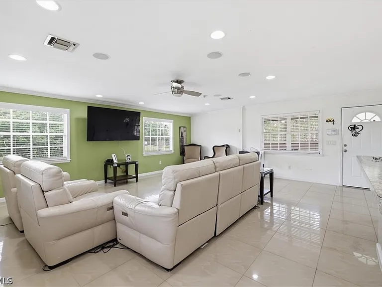 1108 Truman Ave — Photo 2