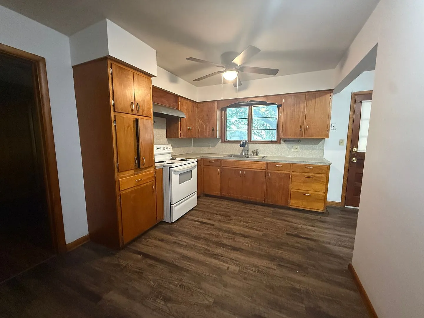 3 Bedroom 1 Bath with 1 Car Garage! — Photo 4