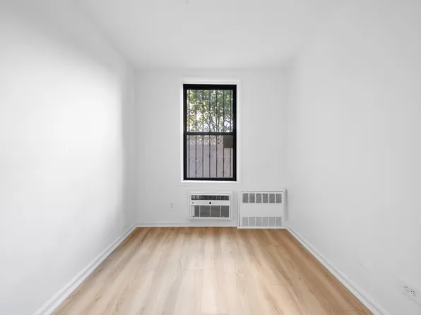 35-20 Leverich Street image 10 of 14