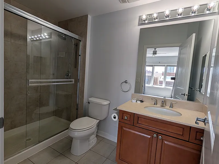 5858 N Broadway St #401 — Photo 6