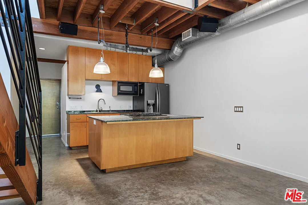 2 bed, 1.5 bath, 1624 sqft, $7,500 — Photo 3