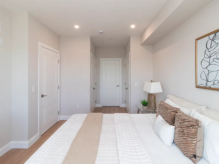 Lakeview Apartments — Photo 17