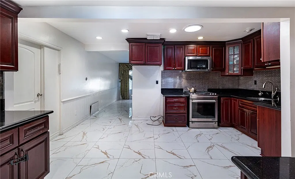 4 bed, 2784 sqft, $4,495 — Photo 2