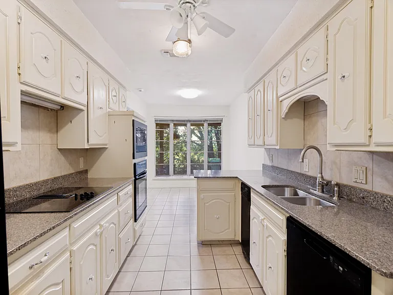 412 Oakmont Ln N #1 — Photo 5