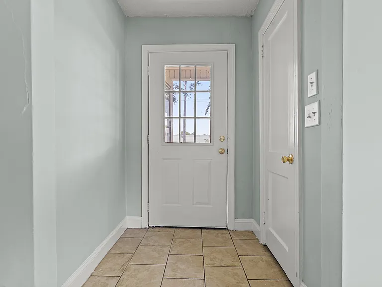 172 S Aiken Dr — Photo 3