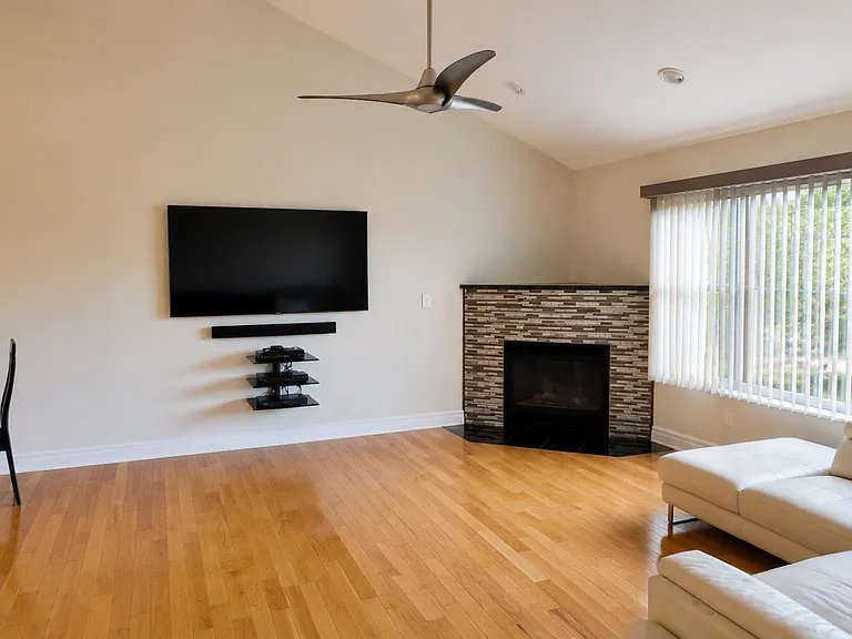 8 Hattie Ln — Photo 3