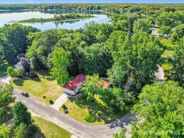9274 Karen Dr, Crystal, MI 48818