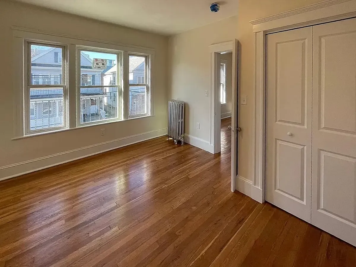 4 bed, 9999 sqft, $6,066 — Photo 2