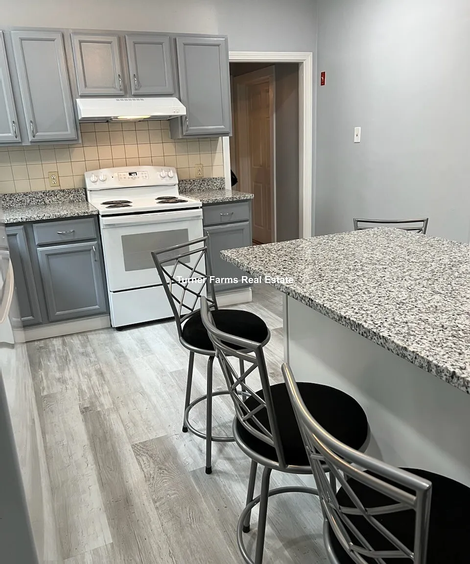 6 bed, 2.5 bath, 9999 sqft, $7,200 — Photo 2