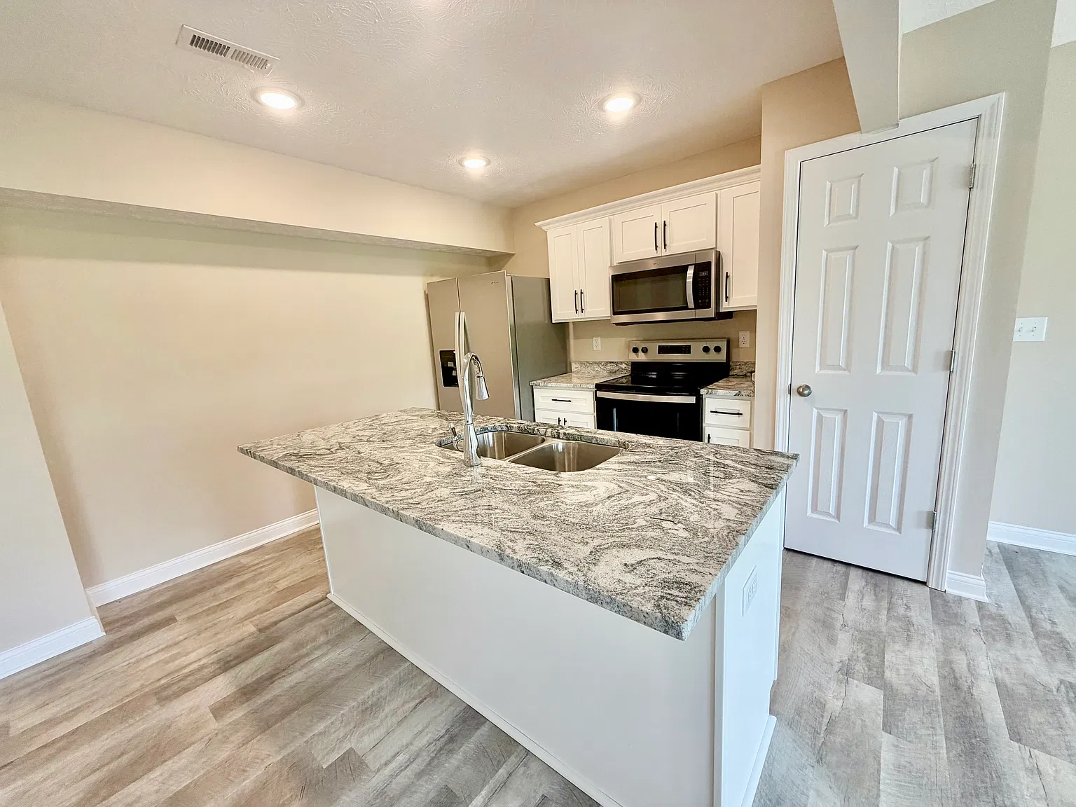 3 bed, 2.5 bath, $1,850 — Photo 3