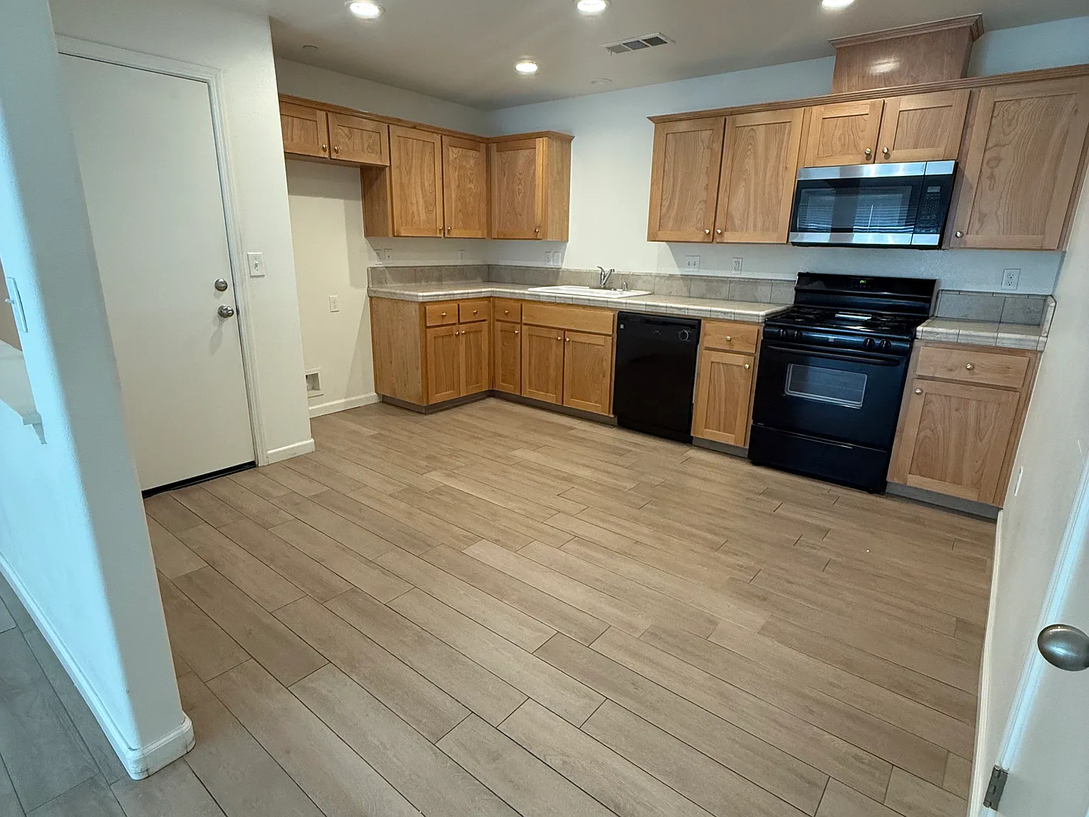 2 bed, 938 sqft, $1,750 — Photo 3