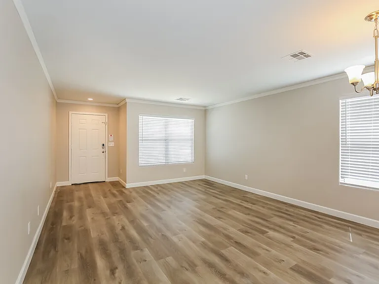 326 Hopedale Ave — Photo 4