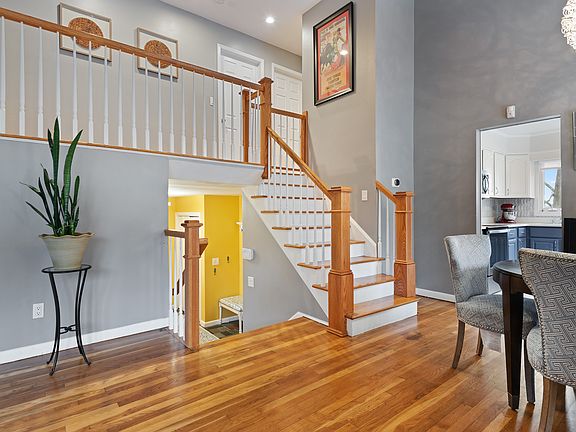 3rd image of 830 W Hartsdale Ave