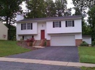 27 Hickory Trace Dr, Girard, OH 44420