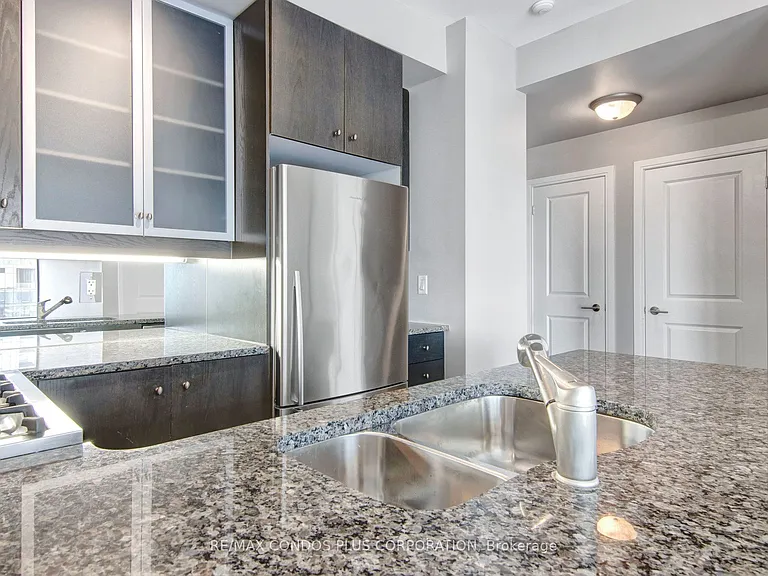 18 Yorkville Ave #2505 — Photo 12