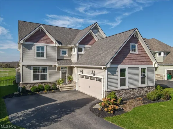 17568 Gates Landing Dr, Chagrin Falls, OH 44023