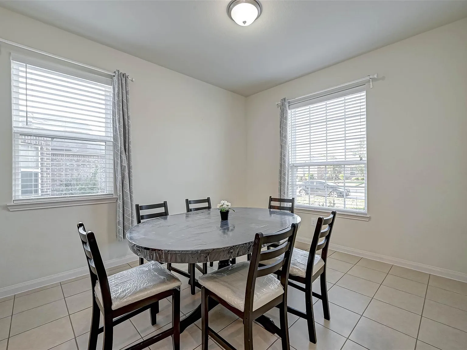 3 bed, 2.0 bath, 1581 sqft, $1,900 — Photo 4