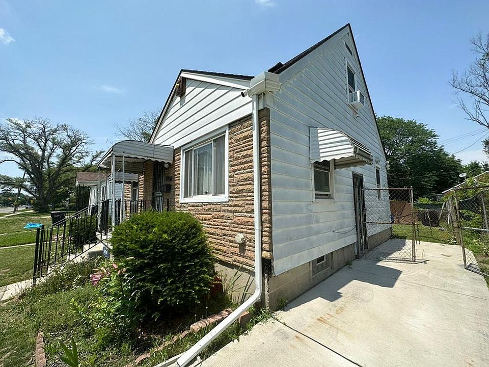 2nd image of 16012 W Chicago St