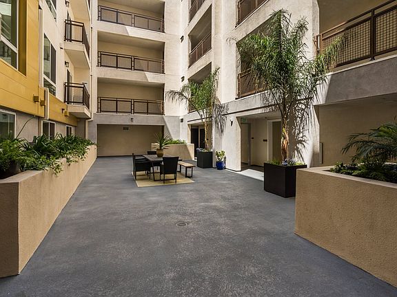 5th image of 2939 Leeward Ave #511