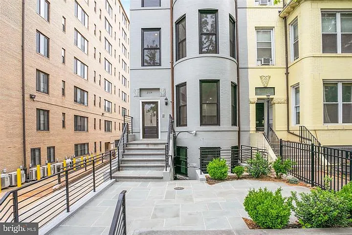 3 bed, 715 sqft, $5,250 — Photo 2