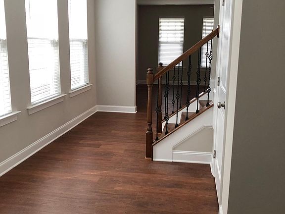 3rd image of 105 Silverhawk Ln